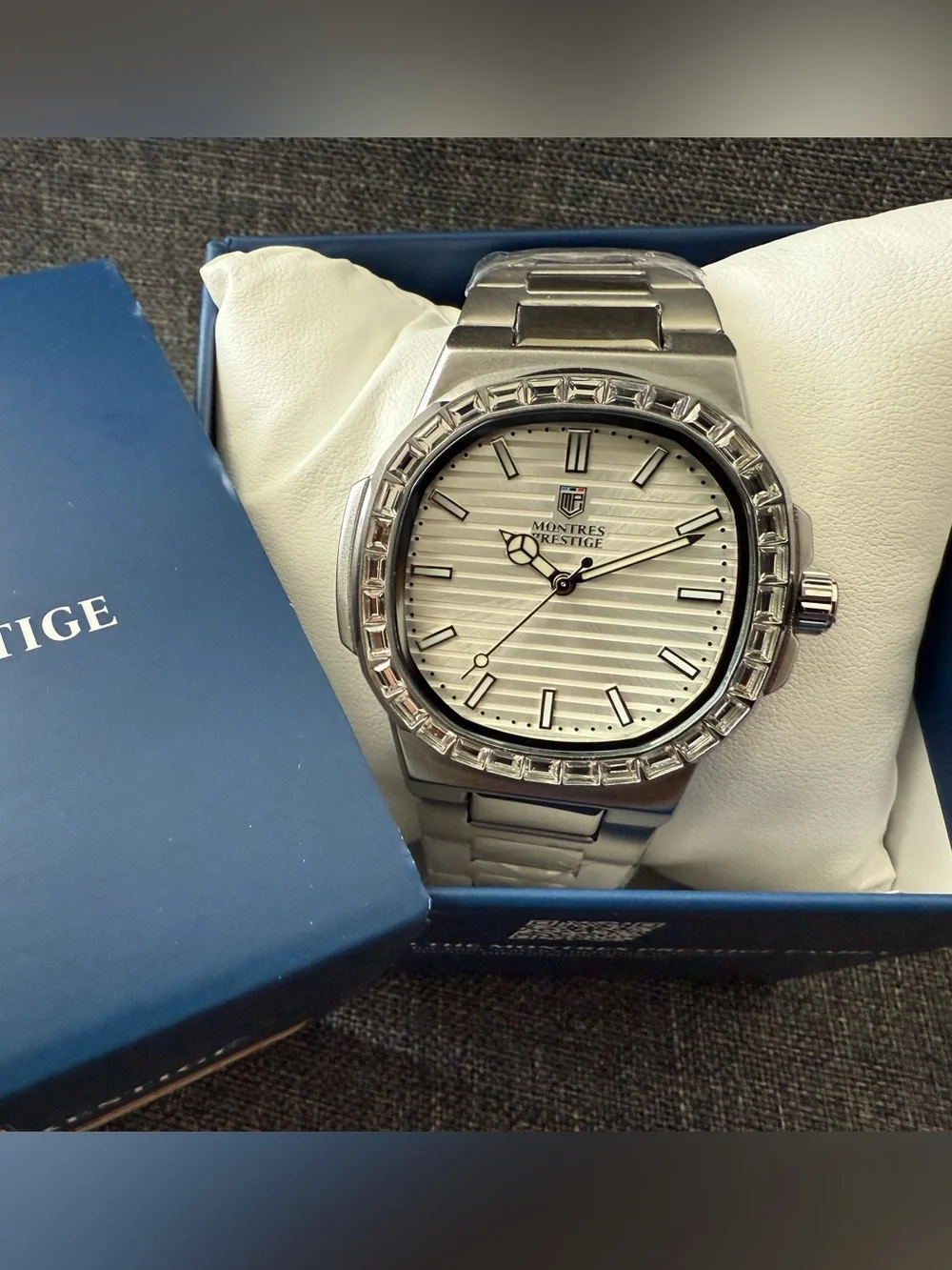 Men's Silver-Tone Crystal Bezel Watch – Elegant White Dial